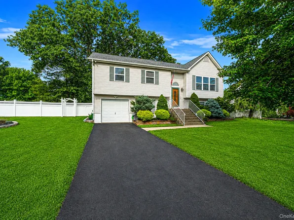 20 Nicole Lane, Coram, NY 11727