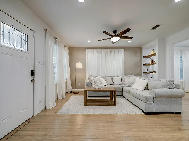 4801 Avenue H — Photo 4