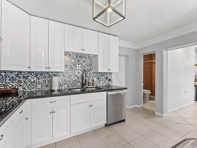728 NE 9th Ave — Photo 13