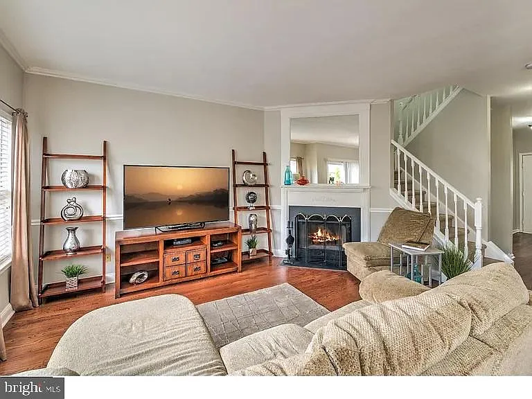 216 Waverly Ct — Photo 9