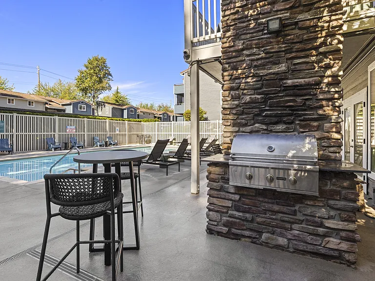 Outdoor Grilling Area at 2000 Lake Washington Apartments in Renton, WA 98056