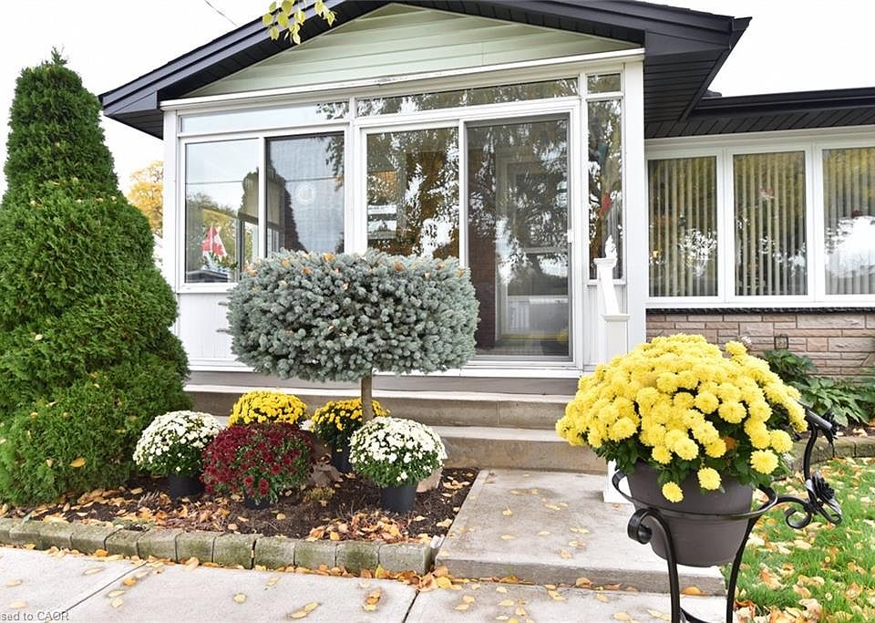 1st image of 137 Fielding Cres