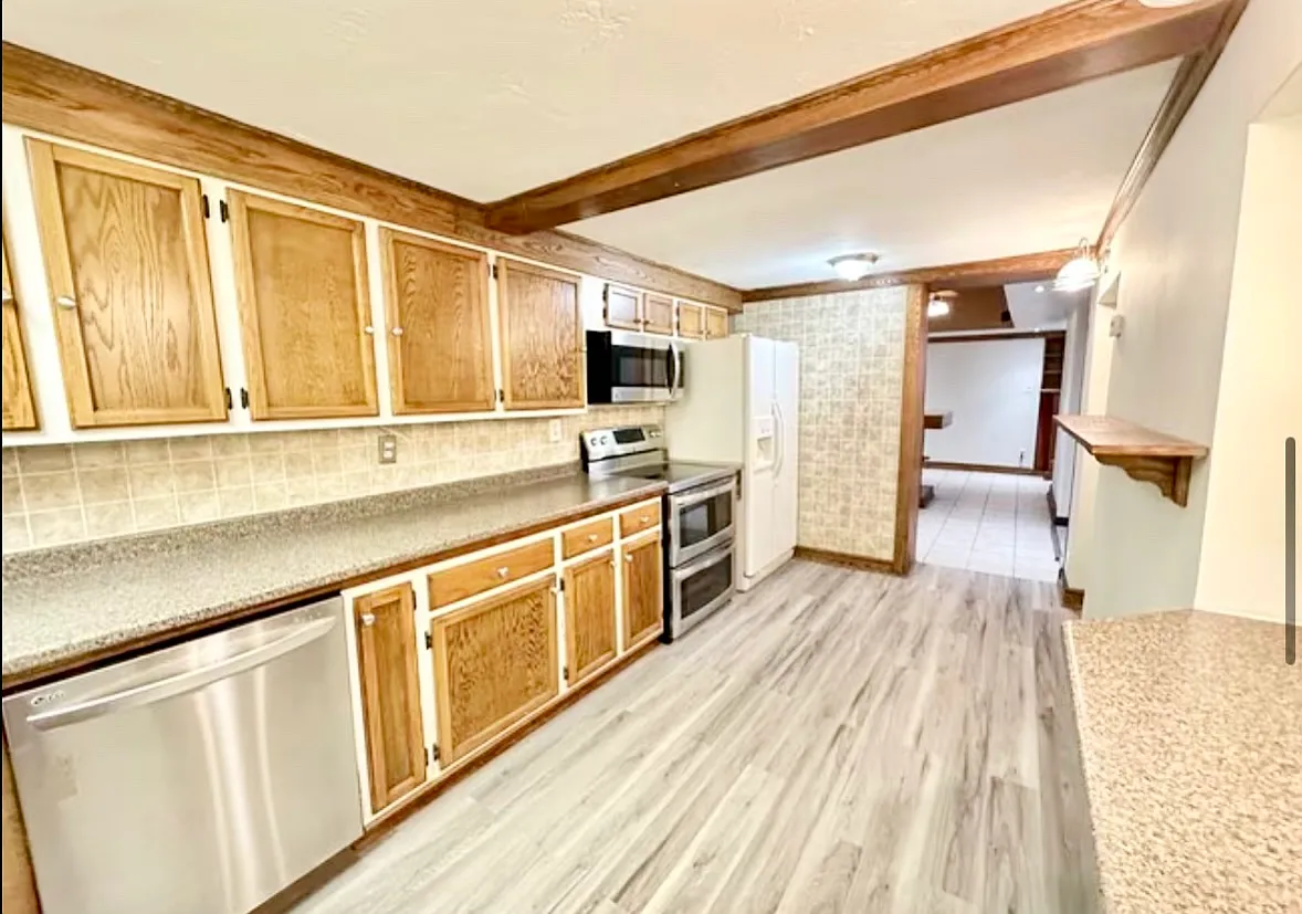 3 bed, 1324 sqft, $1,095 — Photo 1