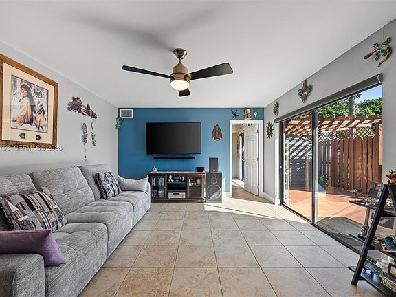 3rd image of 920 SW 118th Ter