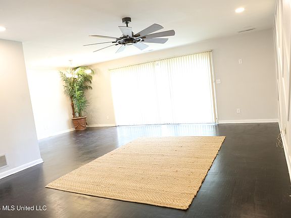 4th image of 1121 Rose Cir