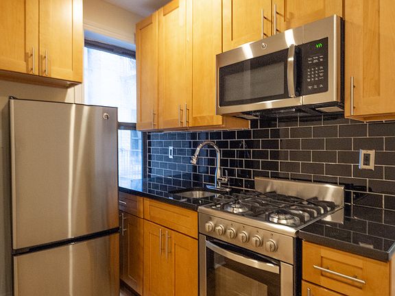 3rd image of 304 W 14th St APT 2F