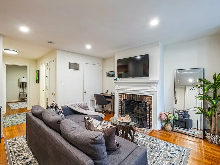 605 E St SE #B — Photo 9