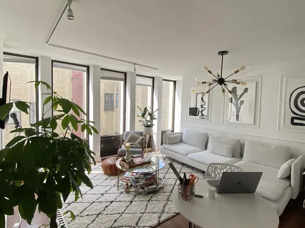 100 E Walton St APT 16G, Chicago, IL 60611