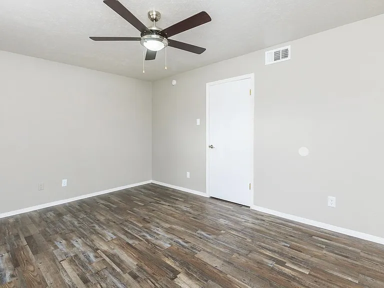 Camelot Apartments — Photo 41