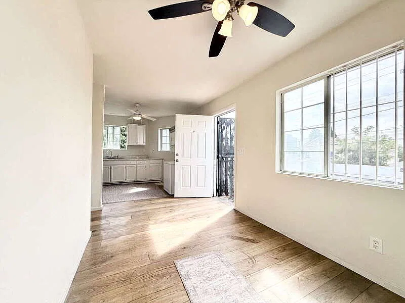 3 bed, 1.0 bath, 1300 sqft, $3,700 — Photo 2