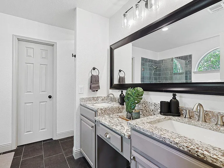 1049 Pullman Dr — Photo 25