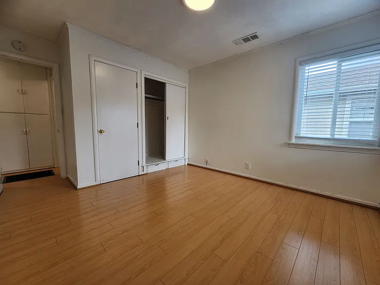 Check out this cozy 2-bedroom, 1-bathroom apartment located in the heart of Mountain View! — Photo 9