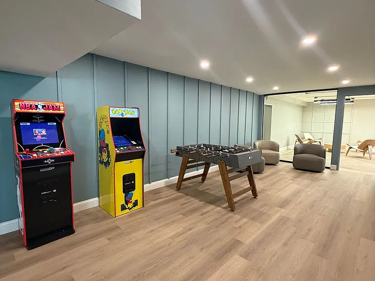 Country Club Apartments — Photo 20