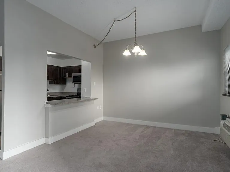 Courtside Square Apartments and Suites — Photo 10