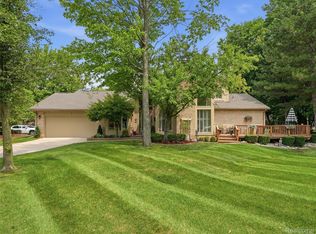 43162 W Kirkwood Dr, Clinton Township, MI 48038