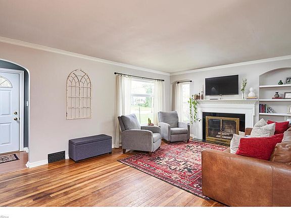 2nd image of 2438 Chestnut Blvd