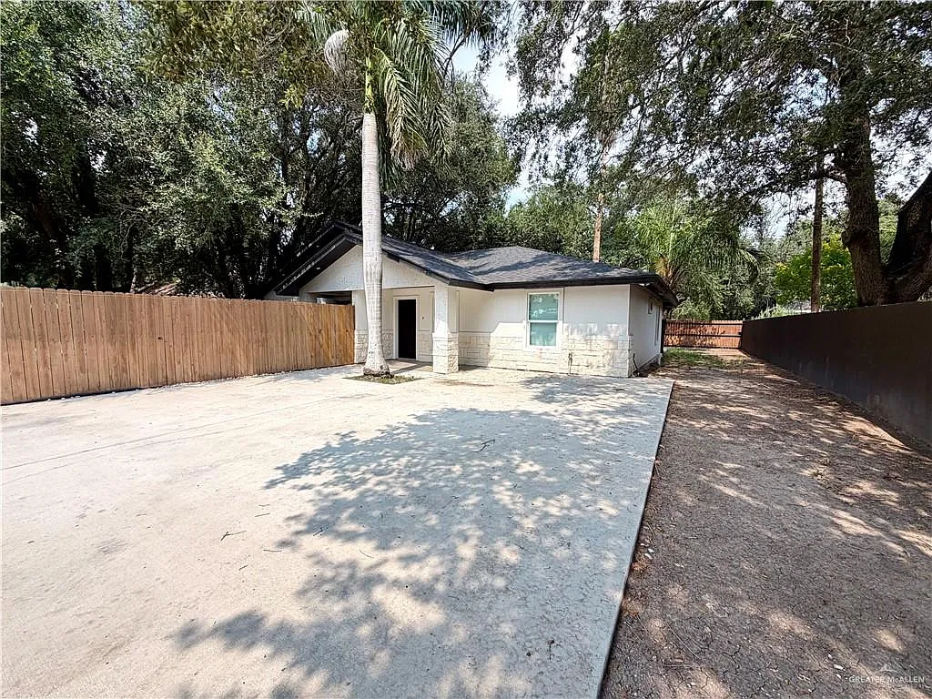 2 bed, 2.0 bath, 862 sqft, $1,350 — Photo 2