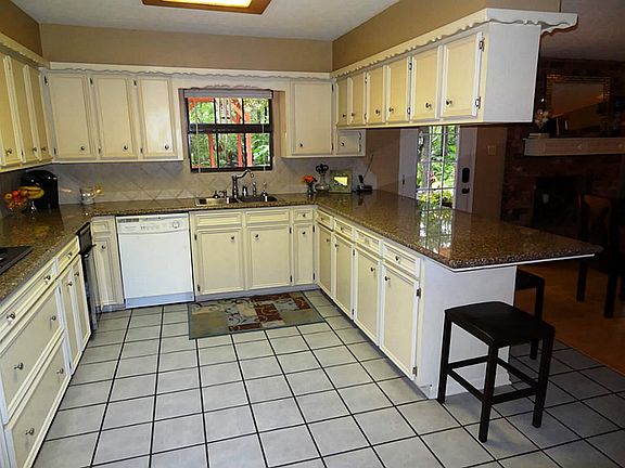 3rd image of 109 Fox Hollow St