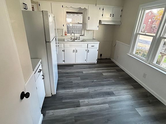 2nd image of 2284 Main St