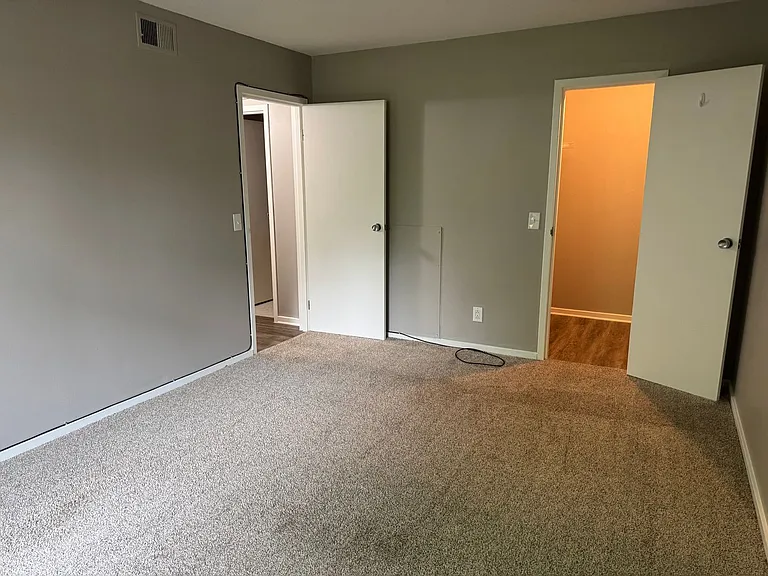 Goodhue Apartments — Photo 9