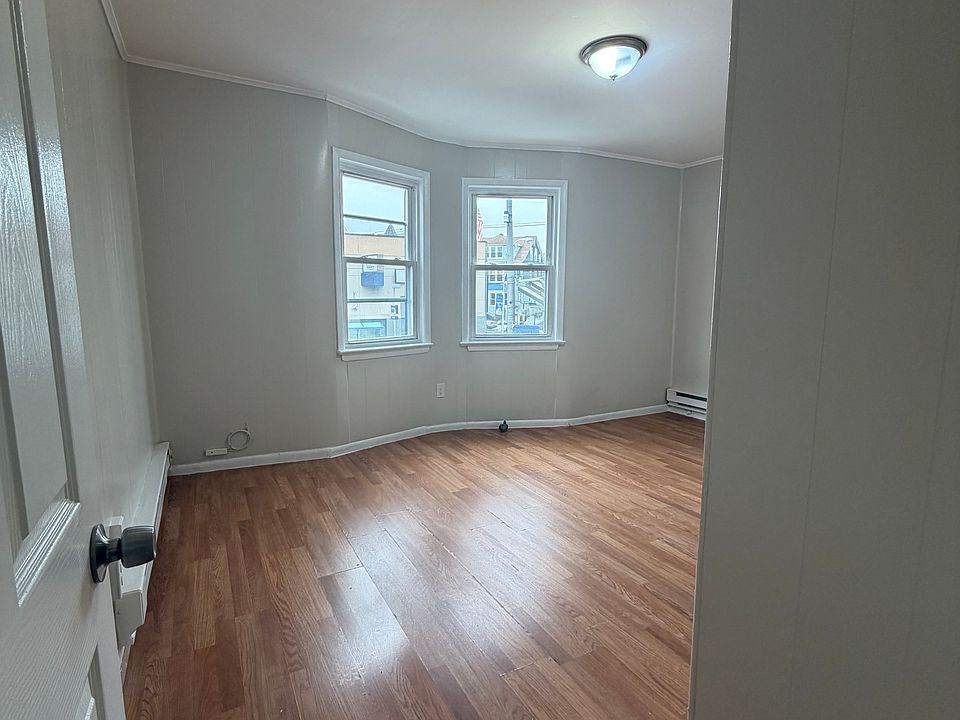1st image of 176 Bloomfield Ave Floor 2