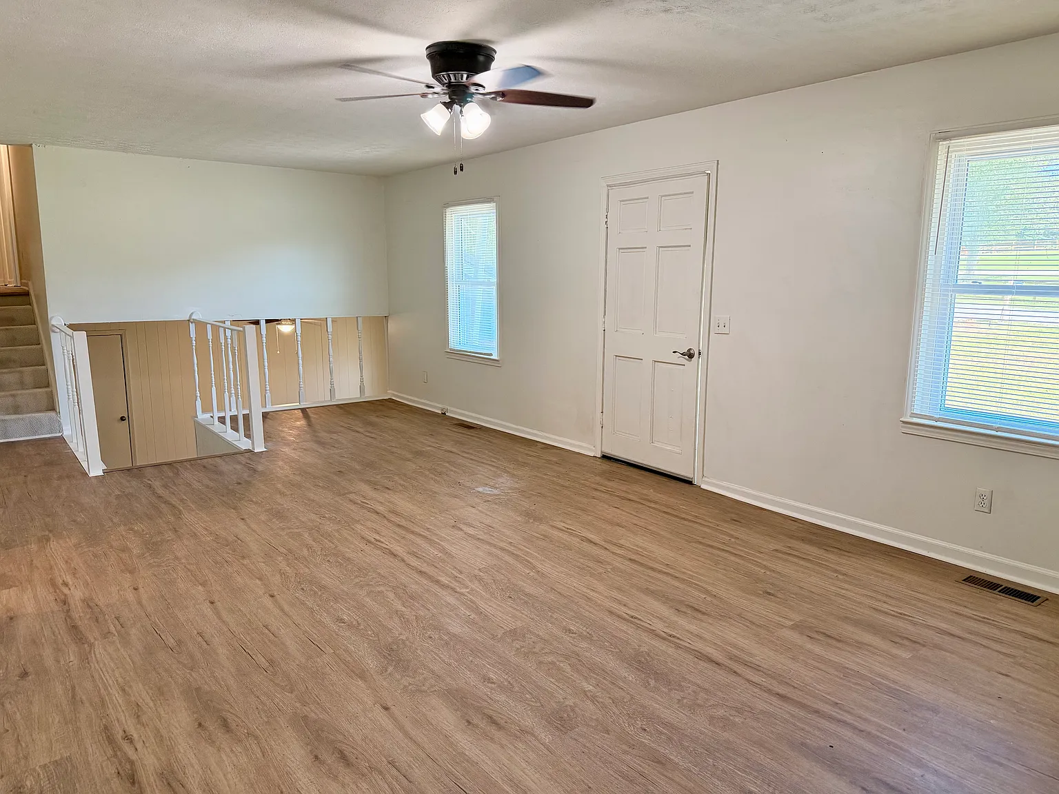 3 bed, 2576 sqft, $2,400 — Photo 2