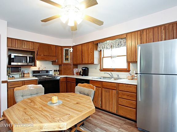 4th image of 1137 Beach Ave
