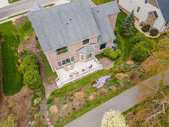 4th image of 907 Willard Dr SE
