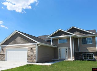 2379 Rolling Green Ln, North Mankato, MN 56003