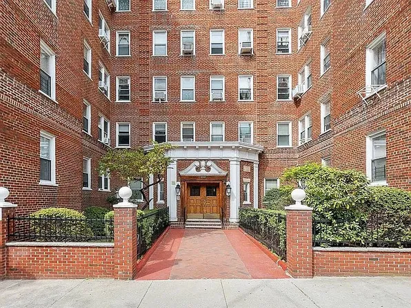 63-109 Saunders St #A8, Rego Park, NY 11374