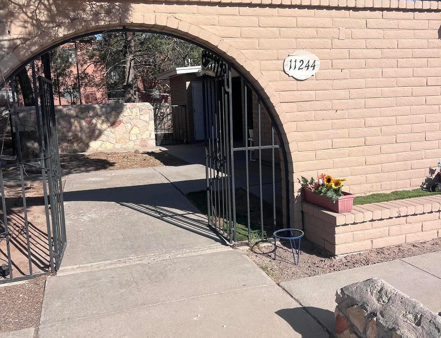 2 bed, 1.0 bath, 841 sqft, $975 — Photo 1