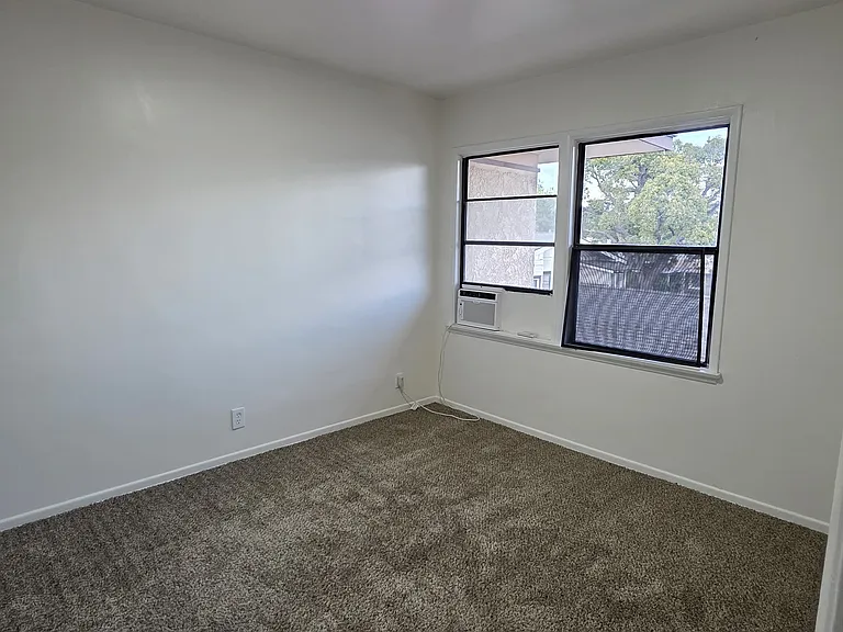 559 W Flora St #14 — Photo 7