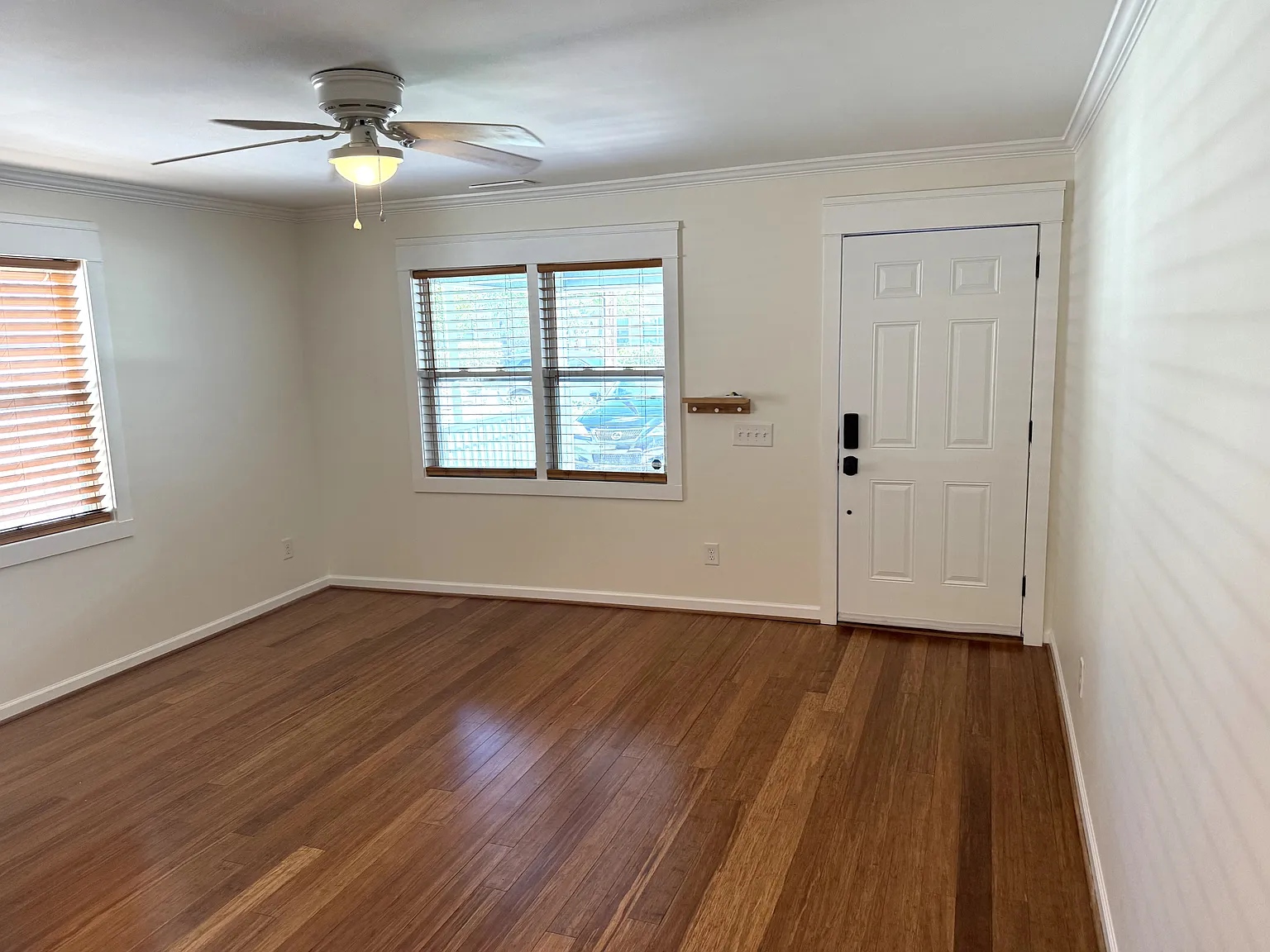 3 bed, 2.5 bath, 1369 sqft, $2,350 — Photo 2