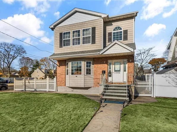 1795 Bedford Ave, Merrick, NY 11566