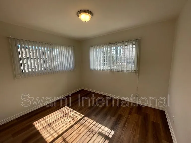 724 W 80th St — Photo 16