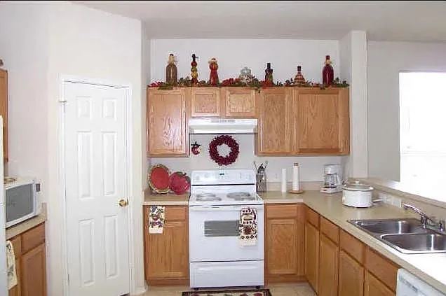 3 bed, 2100 sqft, $2,800 — Photo 2