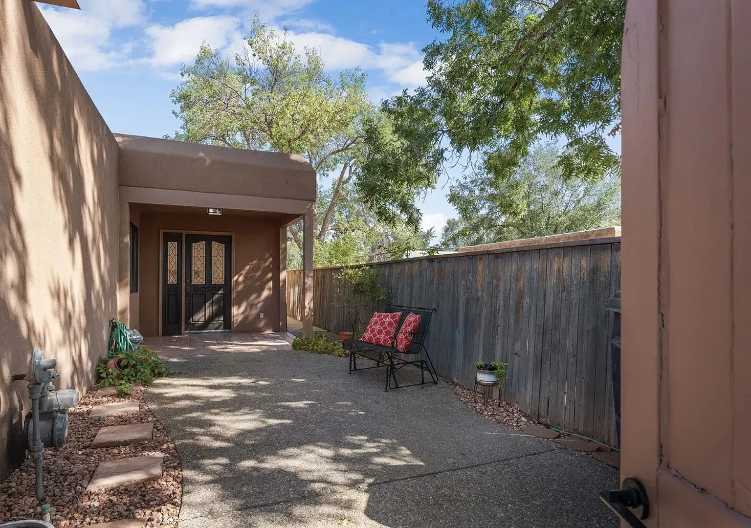 Pending Lease: Adorable Townhome, 2 Master Bedroom Suites To Patio Living — Photo 4