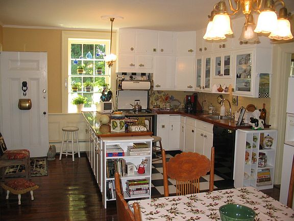 Eat in Kitchen with separate formal dining room