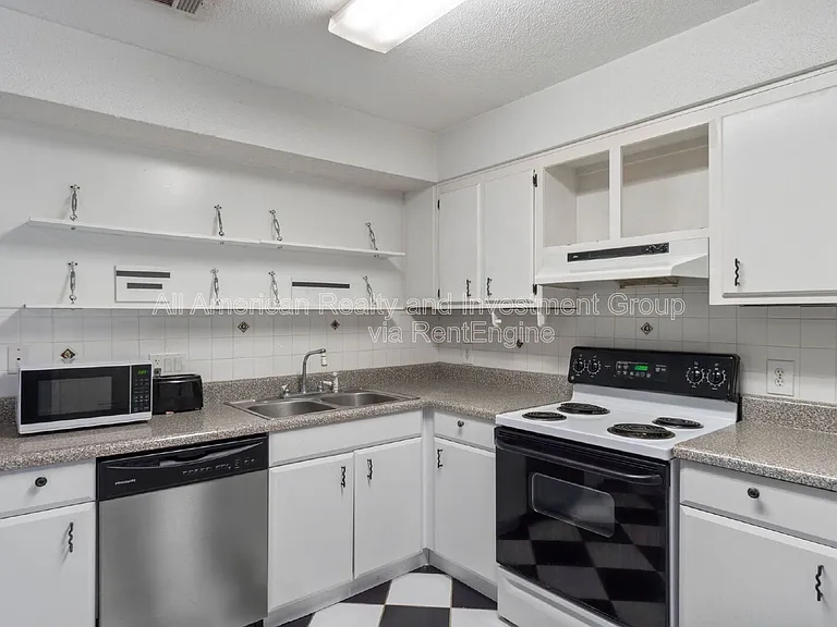 611 Center St #10 — Photo 9