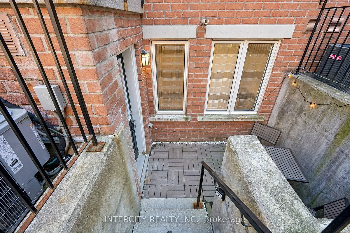 Building Photo - 10 Laidlaw St #741