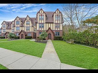 30 The Cres APT 1, Babylon, NY 11702