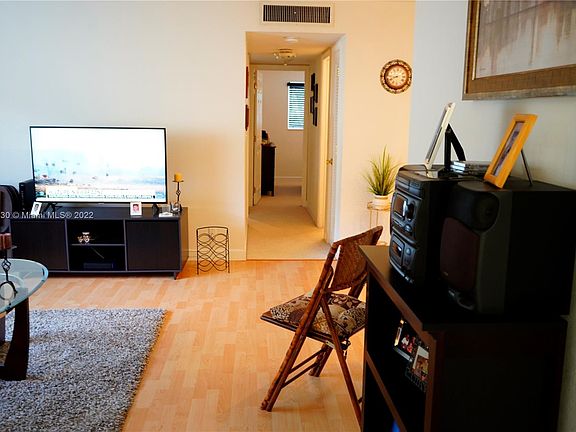 5th image of 3061 NE 49th St APT 8