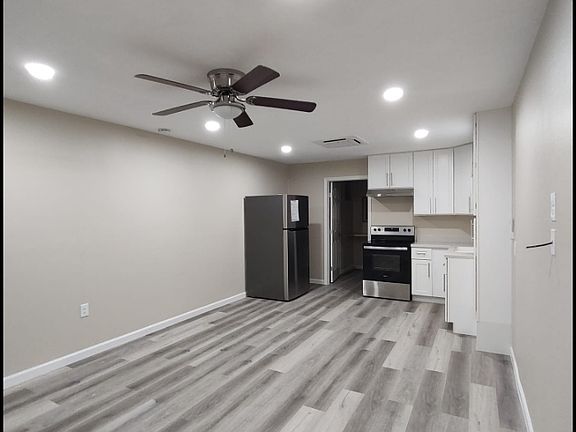 2nd image of 135 W Monroe St #1