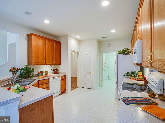 5th image of 20 Dayton Cir