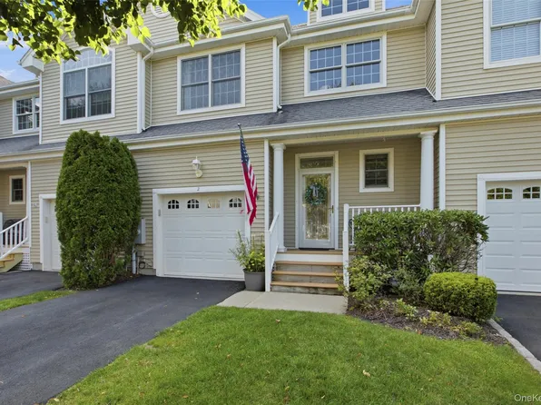 2 Emilys Way, East Setauket, NY 11733