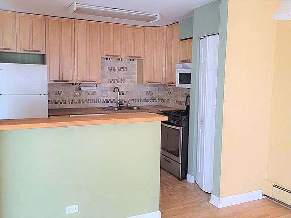 4th image of 2700 Bayside Dr Unit 1
