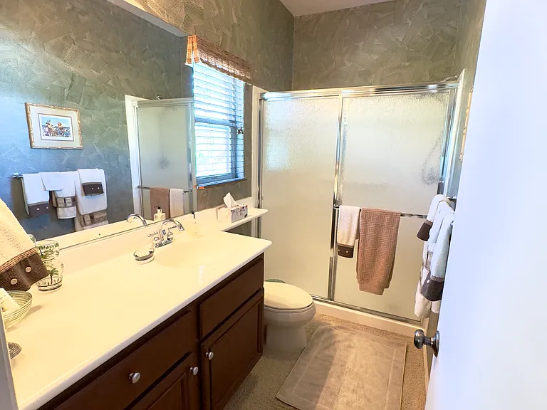 128 E Kavenish Dr — Photo 2