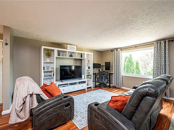5th image of 221 Wheatfield Dr