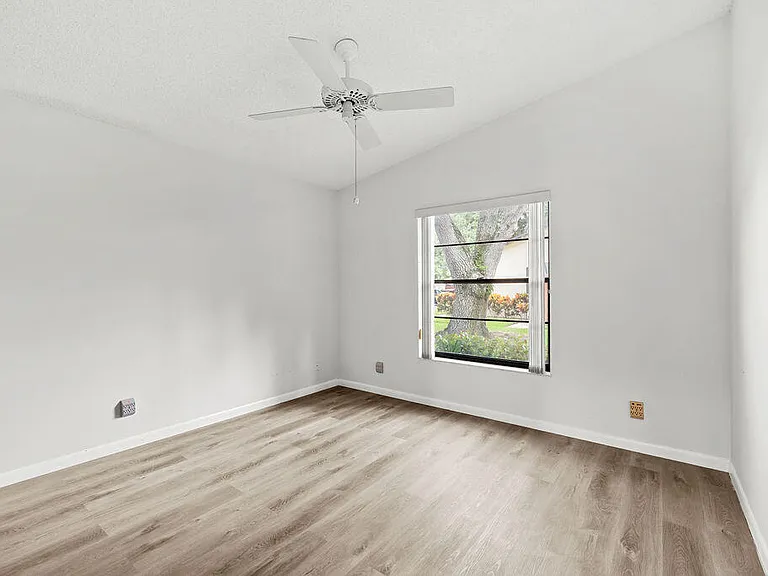 8019 SE Villa Cir — Photo 25