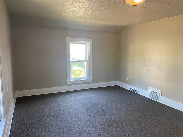 215 7th Ave NE — Photo 13